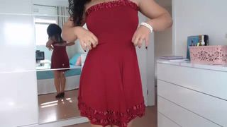 Selina cameraprive usando vestido vermelho