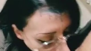 lady in bagno pubblico