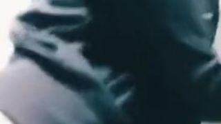 lady in bagno pubblico