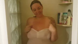 ANTES DE LA DUCHA.. KTAL SI MOJO UN POCO LA CAMISETA?? ;)