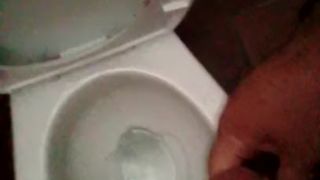 Una Paja En El Baño Público En Cámara Lenta.