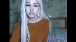 Amateur Blonde Teen Looks Like Khalessi Flashing Her Tits