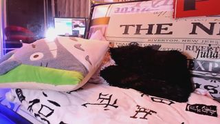 Julia_chang playing with her creamy pussy