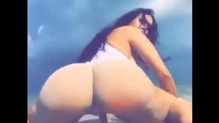 Ig model twerking on the beach
