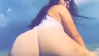 Ig model twerking on the beach