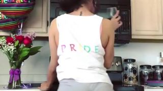 brittany renner shaking her cake