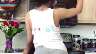 brittany renner shaking her cake