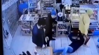ВЫРУБИЛ С ОДНОГО УДАРА! Уличные драки, один нокаутировал троих!Бой года! Разборки, постоял за себя.