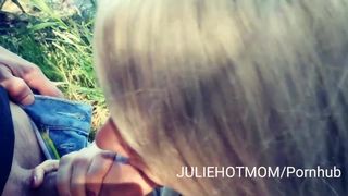 La Mère Baise Avec Son Beau-fils Au Bord Du Lac.