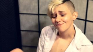 Peeing in my Jean-Shorts (pissing)