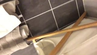 svensk tjej leker lite på toan