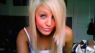 Wilkes (silverfox) UK Teen Bares her boobs (pics comp)