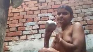 Desi village girl bathing cam show