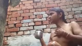 Desi village girl bathing cam show