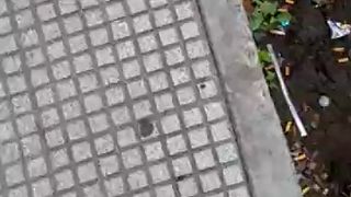 se le levanta el vestido