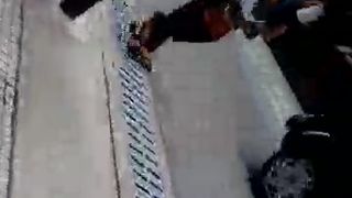 se le levanta el vestido