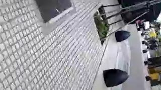 se le levanta el vestido