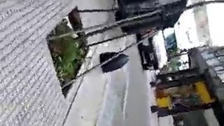 se le levanta el vestido