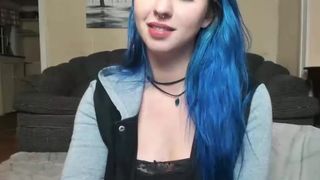 smoking babe spreads her legs