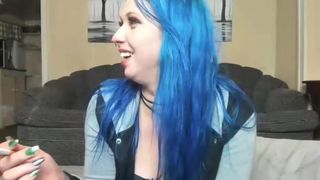 smoking babe spreads her legs