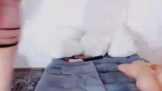 Chica con e asombroso trasero monta consolador.