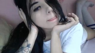 gamergirl326 masturbating with vibrator