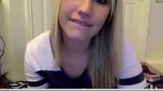 smexxii93 Bra Flash and Flicks Tongue