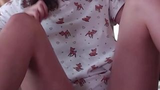 jennycutey plays with her pussy