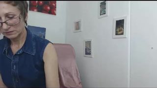 takiyachristy get naked and use a glass dlldo, and a suction device on her clit in private premium video 2016-09-12