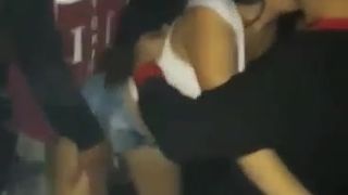 Terrible enfiestada en el boliche