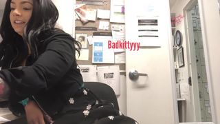 Badxxkittyyy-squirting-on-a-conference-call-at-work