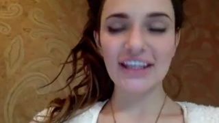 Super Busty Cutie zeigt ihre riesigen Titten auf Cam