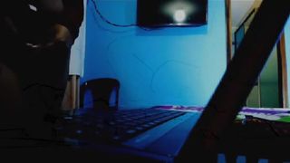 Melanill jugando en el motel