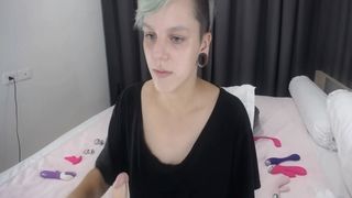 Spunky Short Haired Babe Show Her Hairy Pussy Live