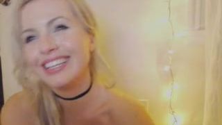 BleuReign - Nude peek tease.