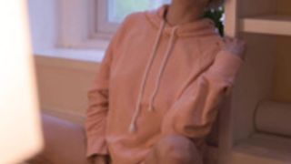 lizmreow masturbates in pink hoodie