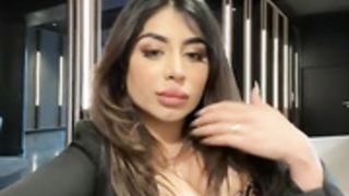 Divasofia Squirts in Dressing Cabine 2021-04-30