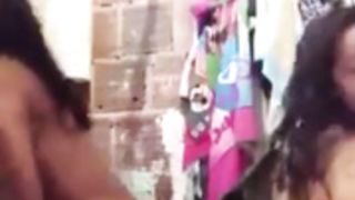 amigas latinas shower