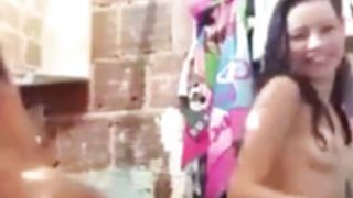 amigas latinas shower