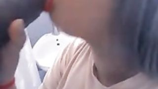 argentina peteando en el baño