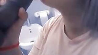 argentina peteando en el baño