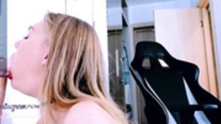Lucky closet is given a fellatio of its wooden life