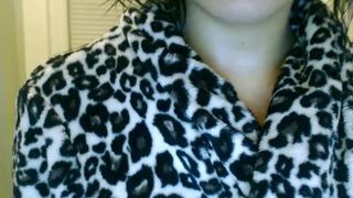 Eevie_Moon showering the oil off her tight body