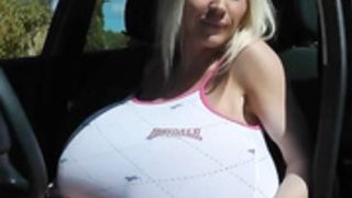 Beshine sitzt im Auto