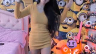 chica ve celular otra vez