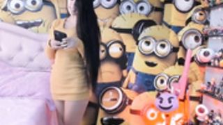 chica ve celular otra vez