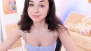 Mary Marlow puts on makeup and sings for you in Russian