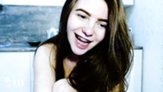 HeyMollly is very popular busty Stripchat Model