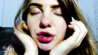 HeyMollly is very popular busty Stripchat Model