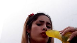 Pau rojas cupando un pene de goma